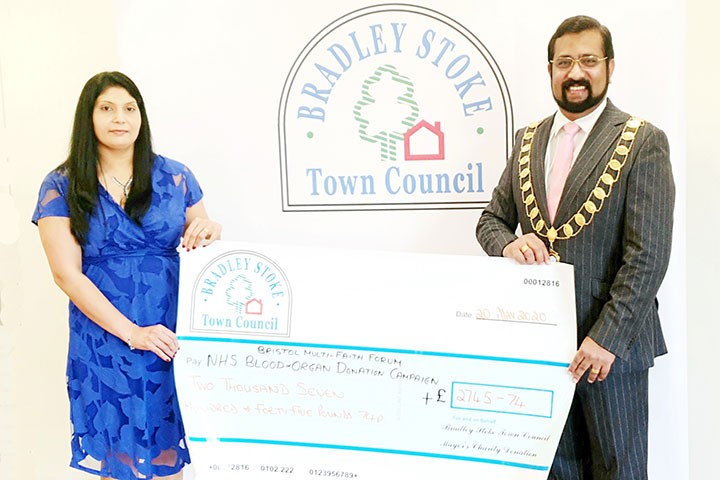 Photo of Cllr Tom Aditya handing over the cheque to Tripti Megeri from the BMFF Blood and Organ Donation Campaign