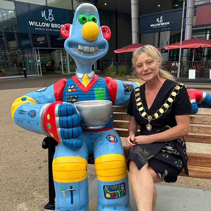 Photo of Mayor with Wallace at the Willow Brook Centre – Gromit Unleashed 3 Trail – Summer 2025